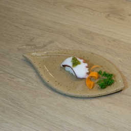 ข้าวปั้นหนวดหมึกยักษ์