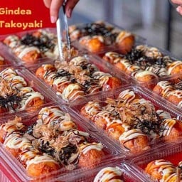 กินเดะ ทาโกะยากิ  ตลาดพลู