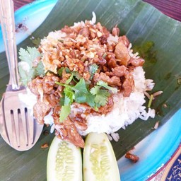 ข้าวราดไก่ทอดกระเทียม