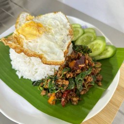 ข้าวผัดกระเพรา ยายติ๋ม