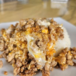ข้าว หมูสับกระเทียมไข่ขยี้