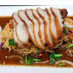 ยำมาม่าปลาร้าคอหมูทอด