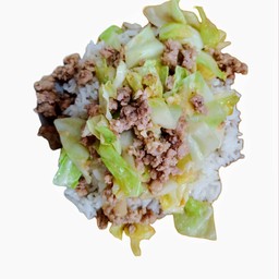 ผัดกะหล่ำปลีหมูสับราดข้าว