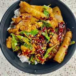 กะเพราหมูสามชั้นราดข้าว