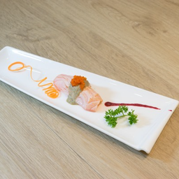 ข้าวปั้นแซลม่อนมันปู