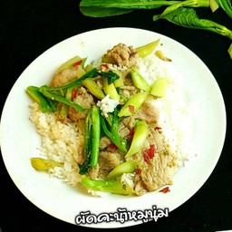 ผัดคะน้าหมูนุ่ม ราดข้าว