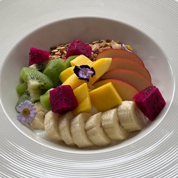 สลัดผลไม้ โยเกิร์ต และ กราโนล่า Fruit Salad with Yogurt and Granola