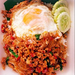 กะเพาวุ้นเส้นหน่อไม้หมุสับไข่ดาว
