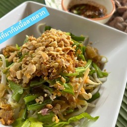 สลัด ที่ทานกับเนื้อลวก