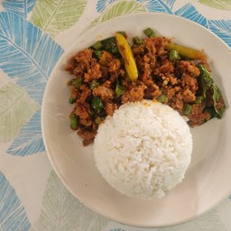 พริกแกงเนื้อราดข้าว