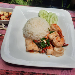 ข้าวราดกระเพราทะเล