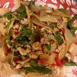 ข้าวกระเพราหมูสับหน่อไม้