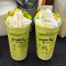 อโวคาโด้มะพร้าวปั่น (มีเนื้อมะพร้าวอ่อน)