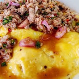 ข้าวหน้าลาบไก่ไข่เจียว