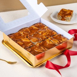 เค้กกล้วยหอมชาไทยชีส กล่องทอง 9 ชิ้น