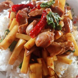 กะเพรา หน่อไม้สด คั่วพริกแห้ง