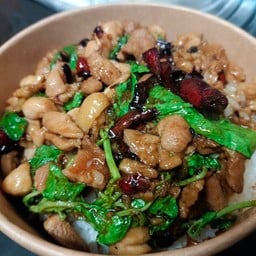 ข้าวกับไข่และของทานเล่น