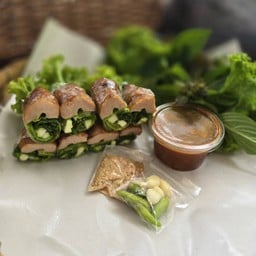 แหนมเนืองม้วนโรล  (8ชิ้น)