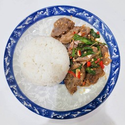 ข้าวกะเพราเนื้อน่องลายเปื่อย