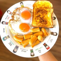 ไข่ดาว2+ไส้กรอก2+ขนมปัง1+แยมสตอเบอร์รี่