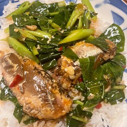 ข้าวผัดคะน้าปลากระป๋อง