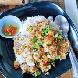 ข้าวหมูกรอบคั่วพริกเกลือ