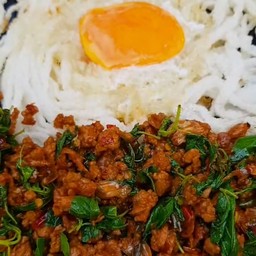 เส้นเล็กกรอบกะเพรา