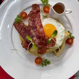 วาฟเฟิลไข่ดาวเบคอน - Waffle with sunny-side-up eggs