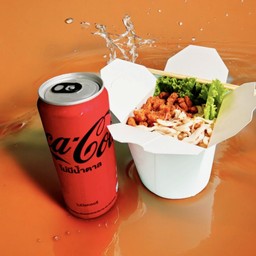 [อร่อยซ่ากับโค้ก] เส้นหมี่ไก่ฉีก พร้อมน้ำพริกกากหมู + โค้ก ไม่มีน้ำตาล (กระป๋อง) +  โค้ก ไม่มีน้ำตาล (กระป๋อง)