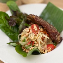 ส้มตำไทย x ซี่โครงหมูอบน้ำผึ้ง Somtam with Grilled Pork