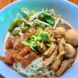 บ้านเตี๋ยวเนื้อตุ๋น ถนนเทศบาล5 ซอย15