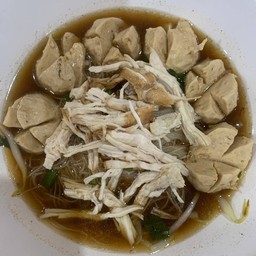 ก๋วยเตี๋ยวลูกชิ้นไก่+ไก่ฉีก