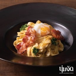 พาสต้าเส้นสดครีมคาโบนาร่า ท็อปไข่ลาวาและเบคอนกรอบ พาสต้าเส้นสดสูตรเฉพาะของร้าน