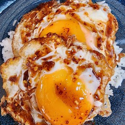 ข้าวไข่ดาวแอบแซ่บ