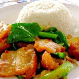 คะน้าหมูกรอบราดข้าว