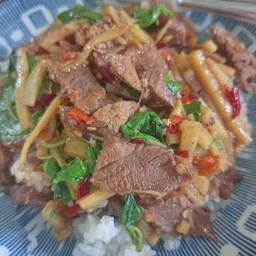 ข้าวกะเพราหมูตุ๋นใส่หน่อไม้