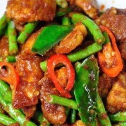 ผัดพริกแกงเนื้อ ราดข้าว