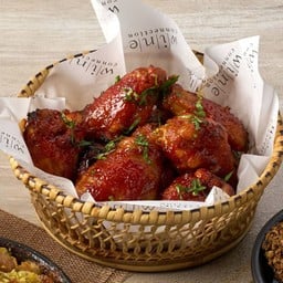 ปีกไก่ซอสน้ำผึ้งศรีราชา