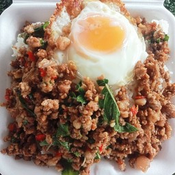 กะเพาหมูไข่ดาว