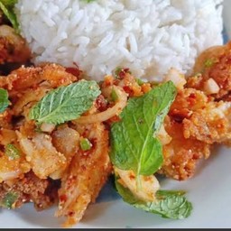 ข้าวหน้าลาบไก่ทอด