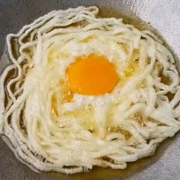 เส้นเล็กกรอบ