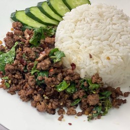 ข้าวราดกะเพราเนื้อพริกแห้ง-Stir-fried with basil served over rice