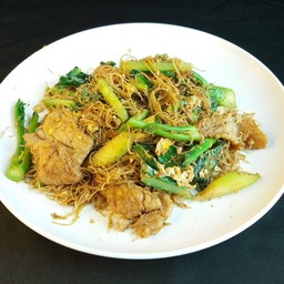 เส้นหมี่ผัดซีอิ๊ว หมูหมัก