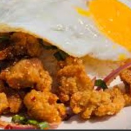 ข้าวหน้าลาบไก่ทอดไข่ดาว