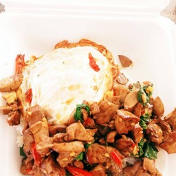 กะเพราเครื่องในไก่ไข่ดาว