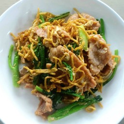 บะหมี่กรอบผัดซีอิ๊วหมูหมัก
