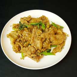 เส้นใหญ่ผัดซีอิ๊ว หมูหมัก