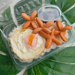ไข่ดาว+ไส้กรอก ราดข้าว