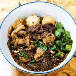 สมถวิลก๋วยเตี๋ยวเรือแซ่บติดปาก(แยกป่าแดง)