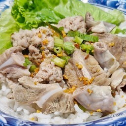 ข้าวต้มแห้งหมูใส่ตับและใส้